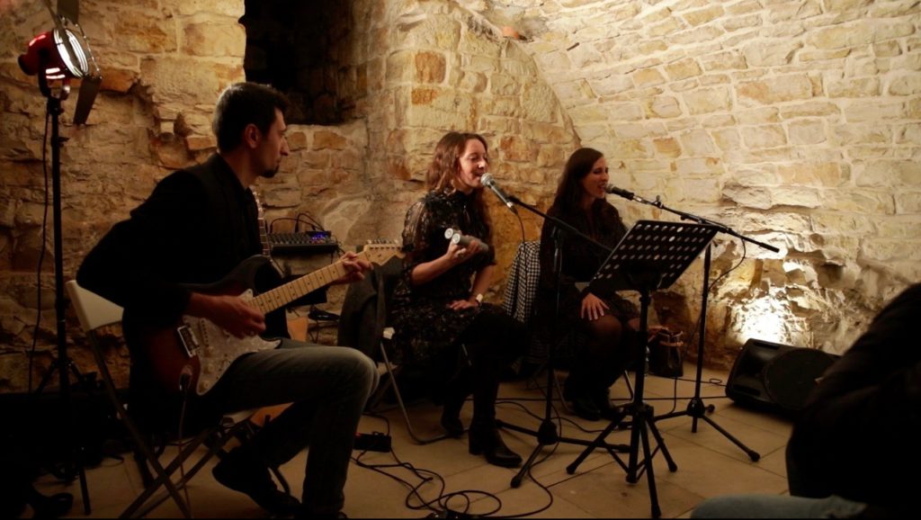 Performance musicale  di Loredana Perrini Trio durante mostra fotografica La Luce Radente